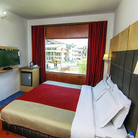 Holiday Plaza Hotel Srīnagar Exterior foto